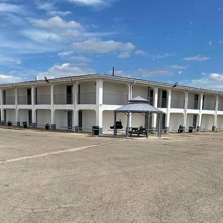 Dilley Executive Inn Bagian luar foto