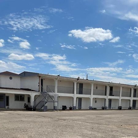 Dilley Executive Inn Bagian luar foto