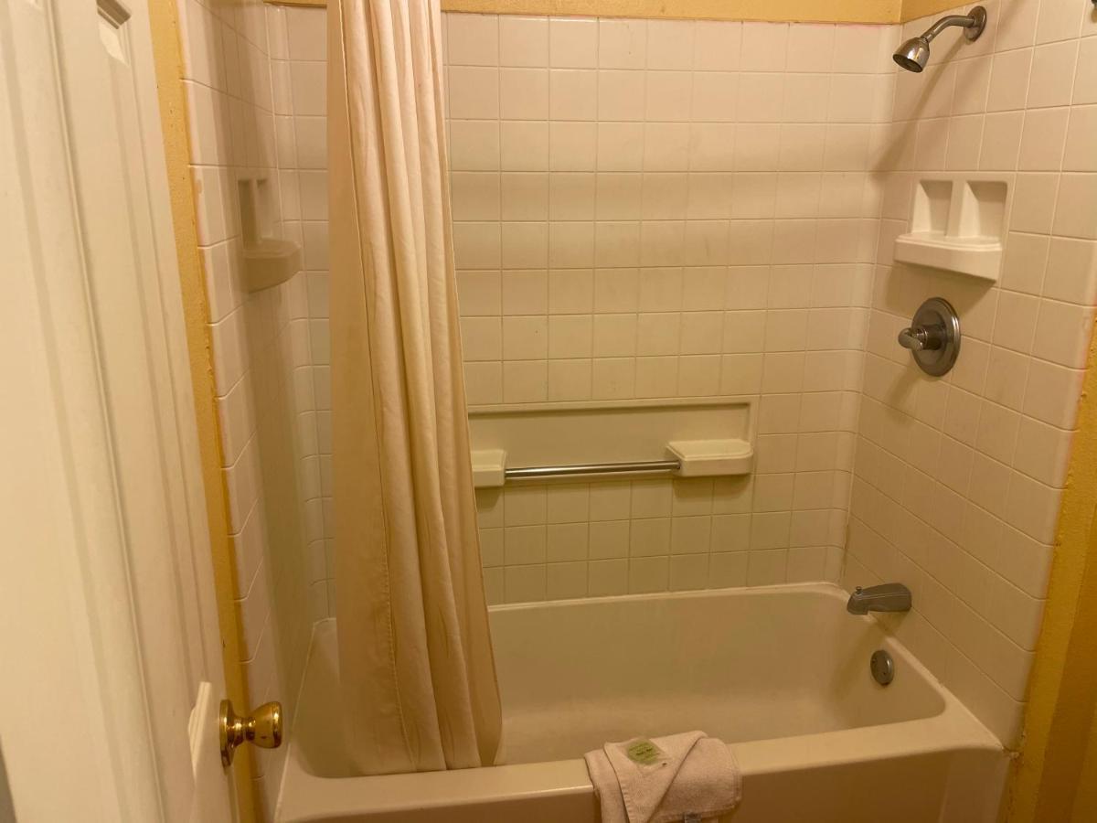 Dilley Executive Inn Bagian luar foto