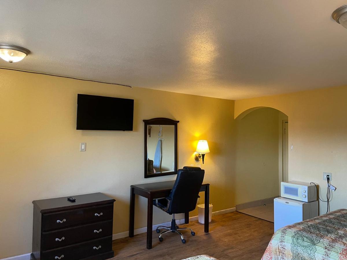 Dilley Executive Inn Bagian luar foto