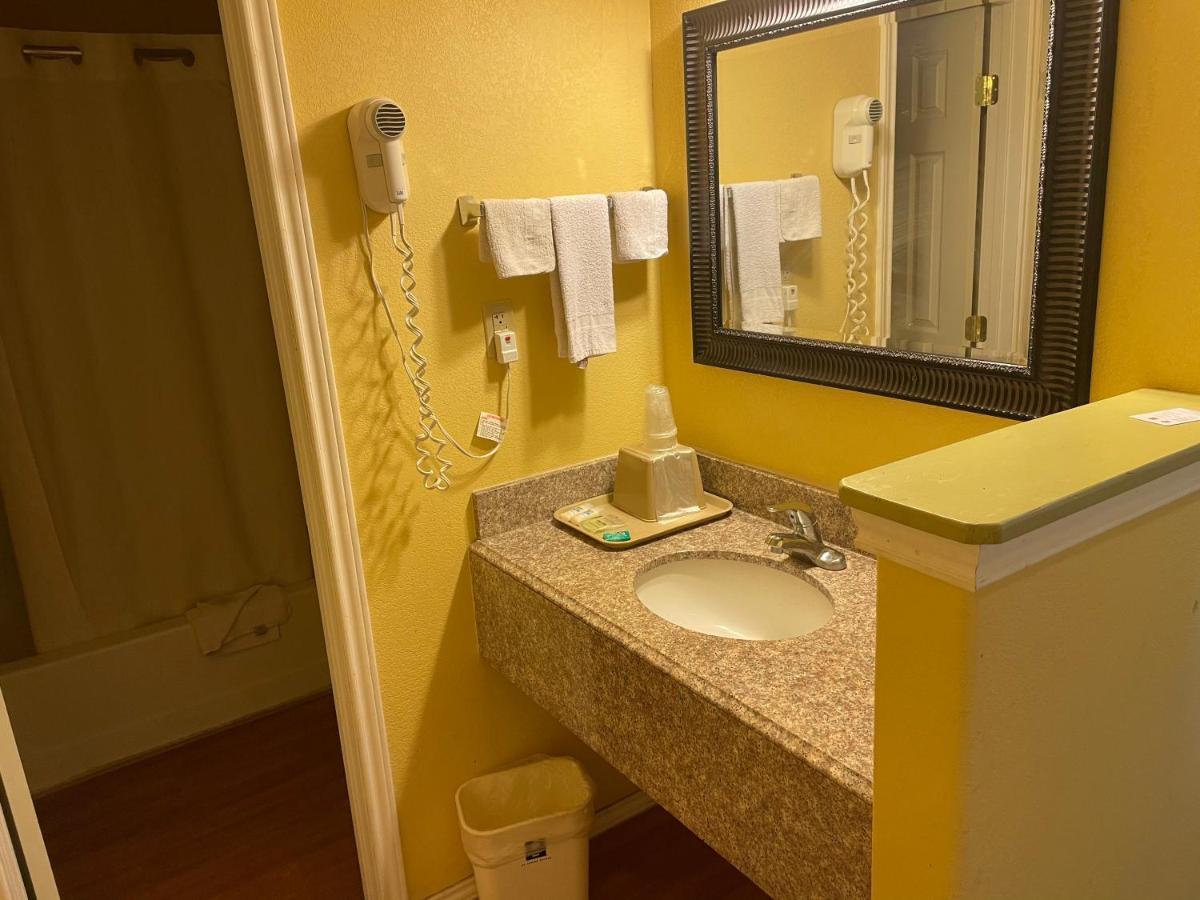 Dilley Executive Inn Bagian luar foto
