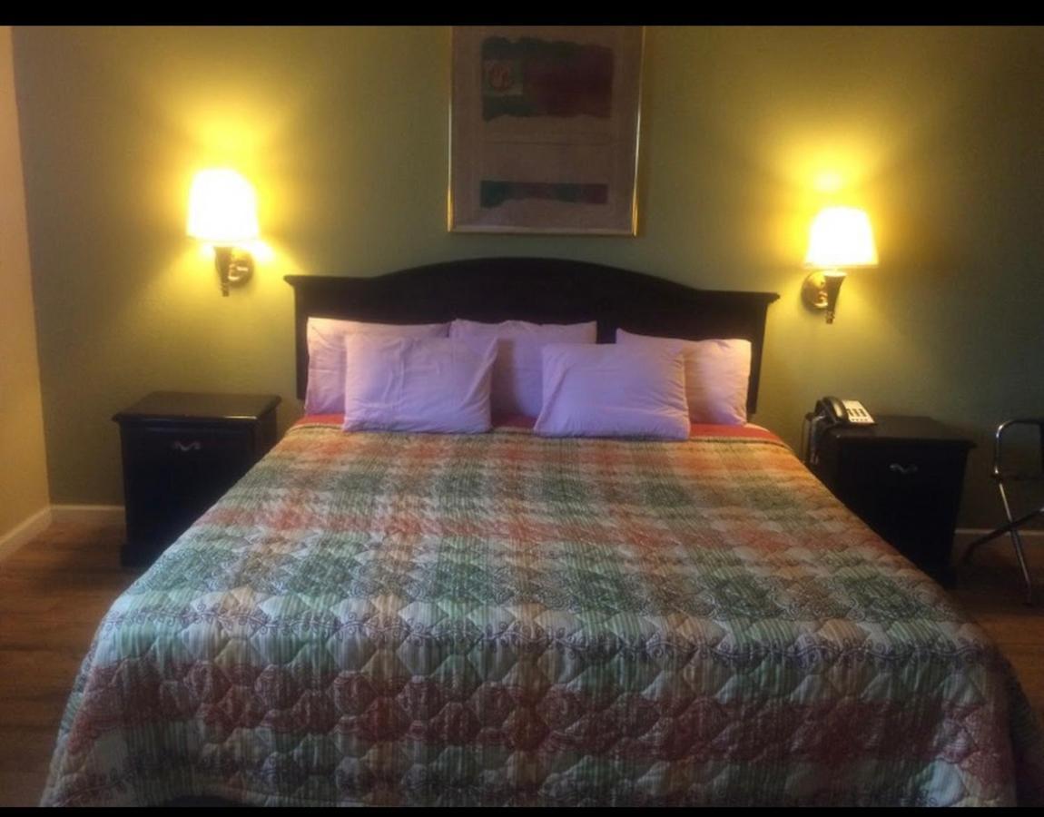 Dilley Executive Inn Bagian luar foto
