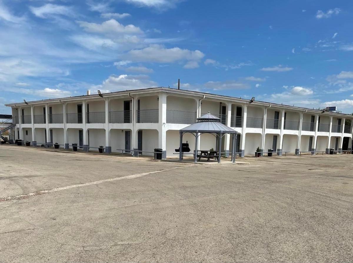 Dilley Executive Inn Bagian luar foto
